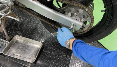 Methods to Change a Motorcycle Chain and Sprockets